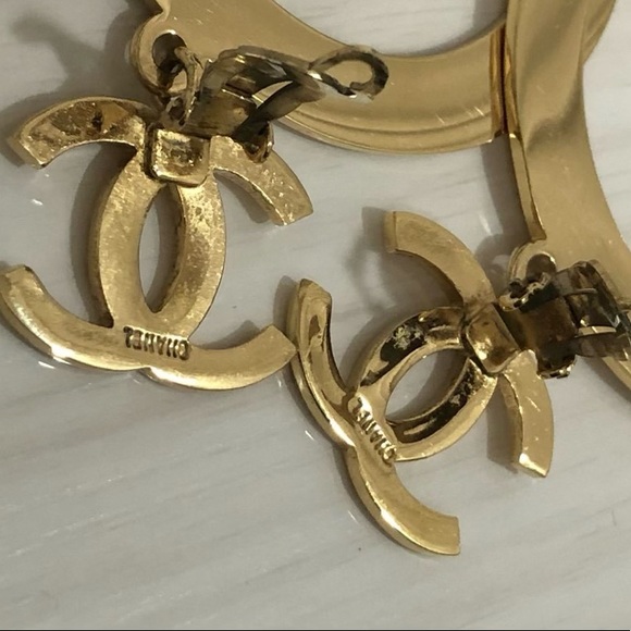 CHANEL CC Logos Shaking Hoop Motif Earrings Clip-On Gold-Tone Authentic 81230 - Picture 3 of 4